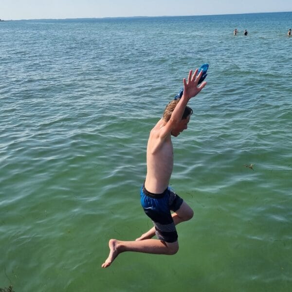 En brækket hånd med gips kunne ikke sætte en stopper for sommerens badeferie med familien. Vendex Cover holder 100%.