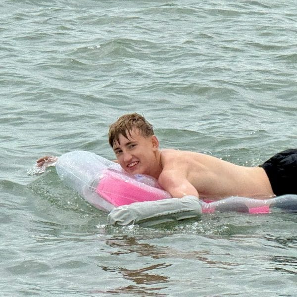 Dreng arm grå i vandet