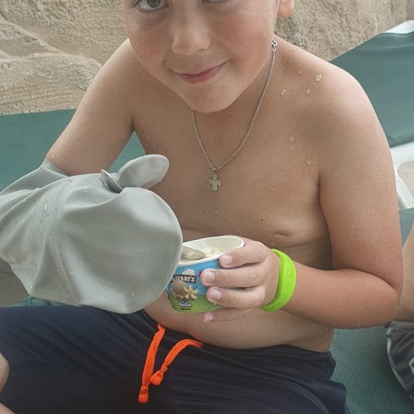 Dreng arm grå i vandland