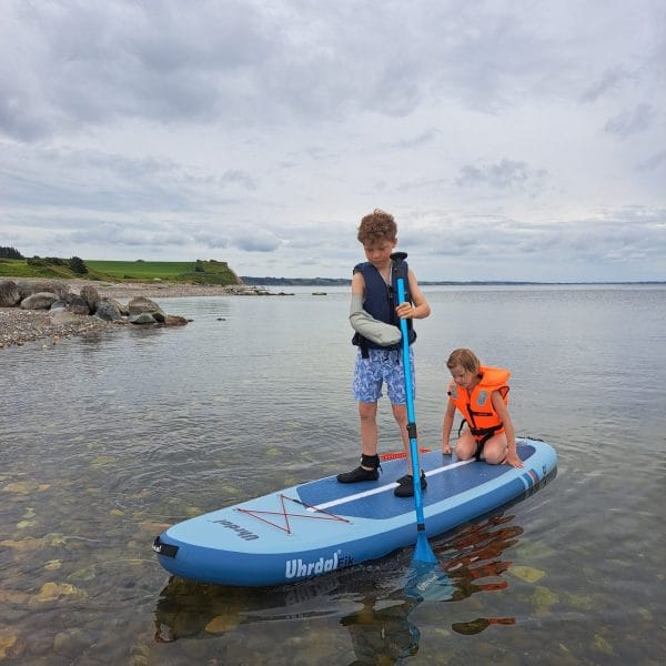 På SUP board sammen med venner med Vendex Cover Arm når armen er i gips.