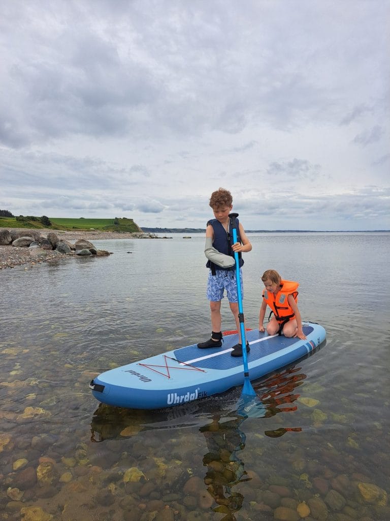 På SUP board sammen med venner med Vendex Cover Arm når armen er i gips.