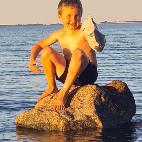 Dreng stranden arm grå