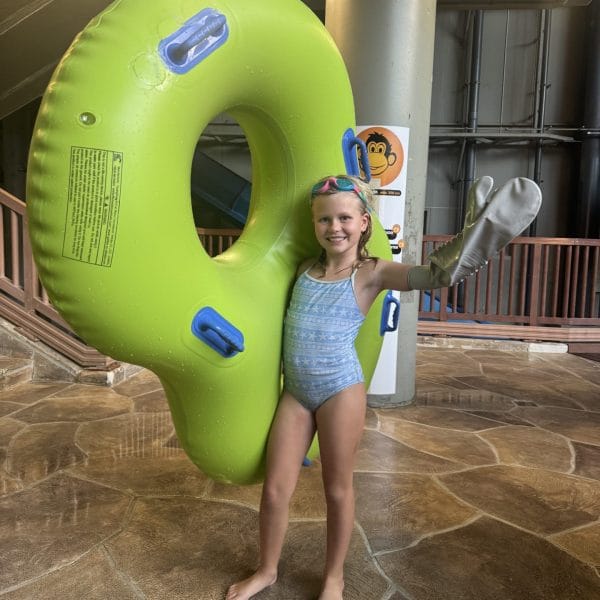 Pige arm grå badeland rutschebane