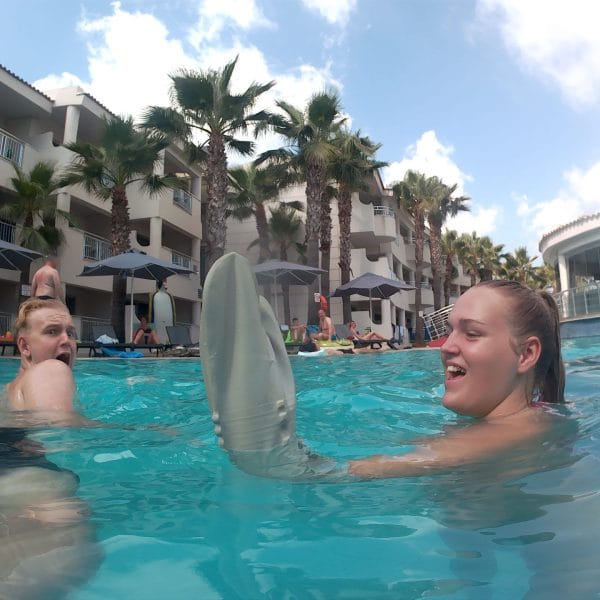 Pige arm grå i poolen